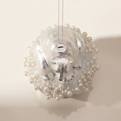 Esfera de oso polar de vidrio sobre bola