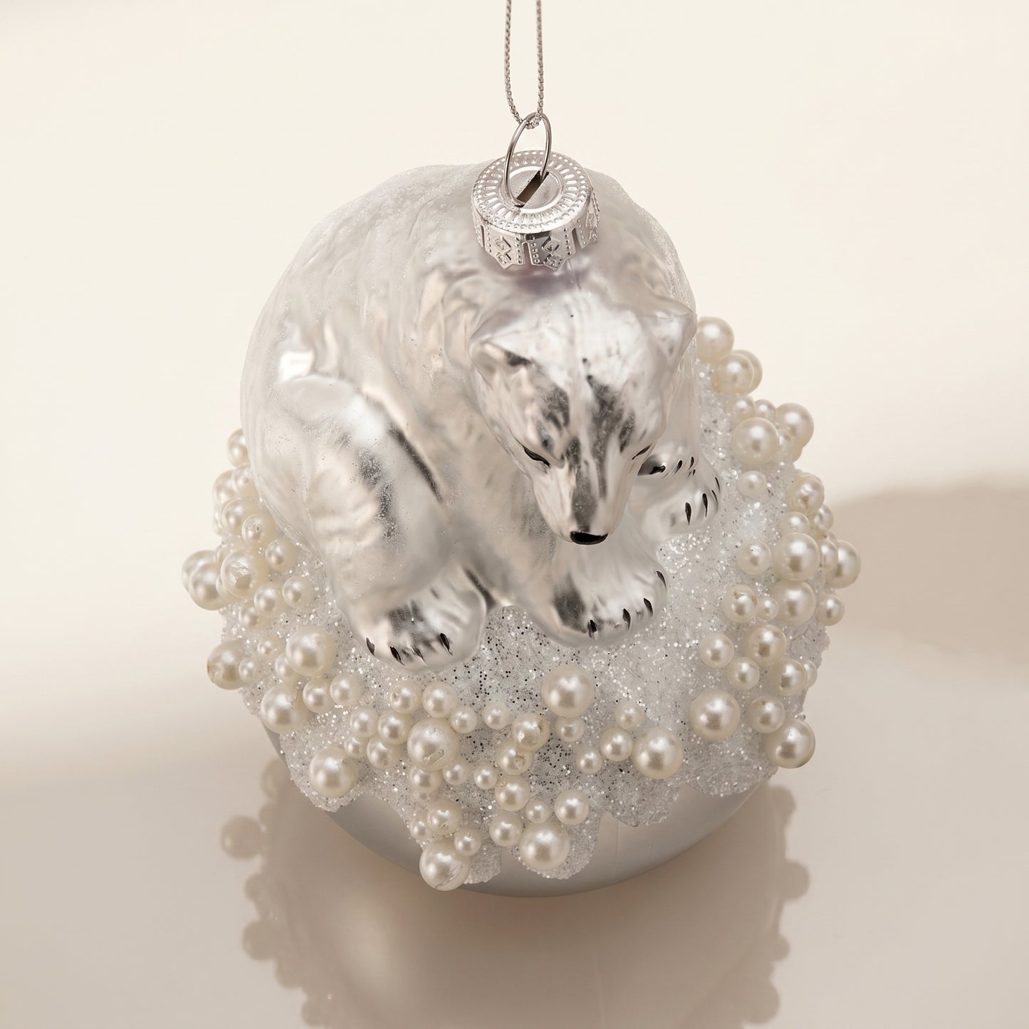 Esfera de oso polar de vidrio sobre bola