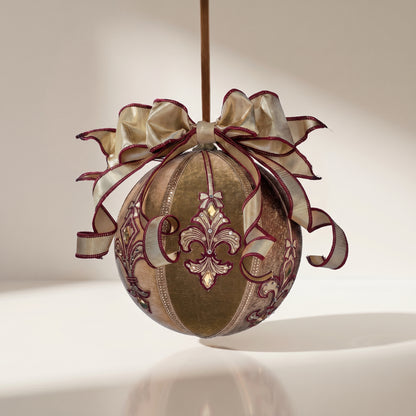 Esfera de terciopelo con flores de lis y lazo