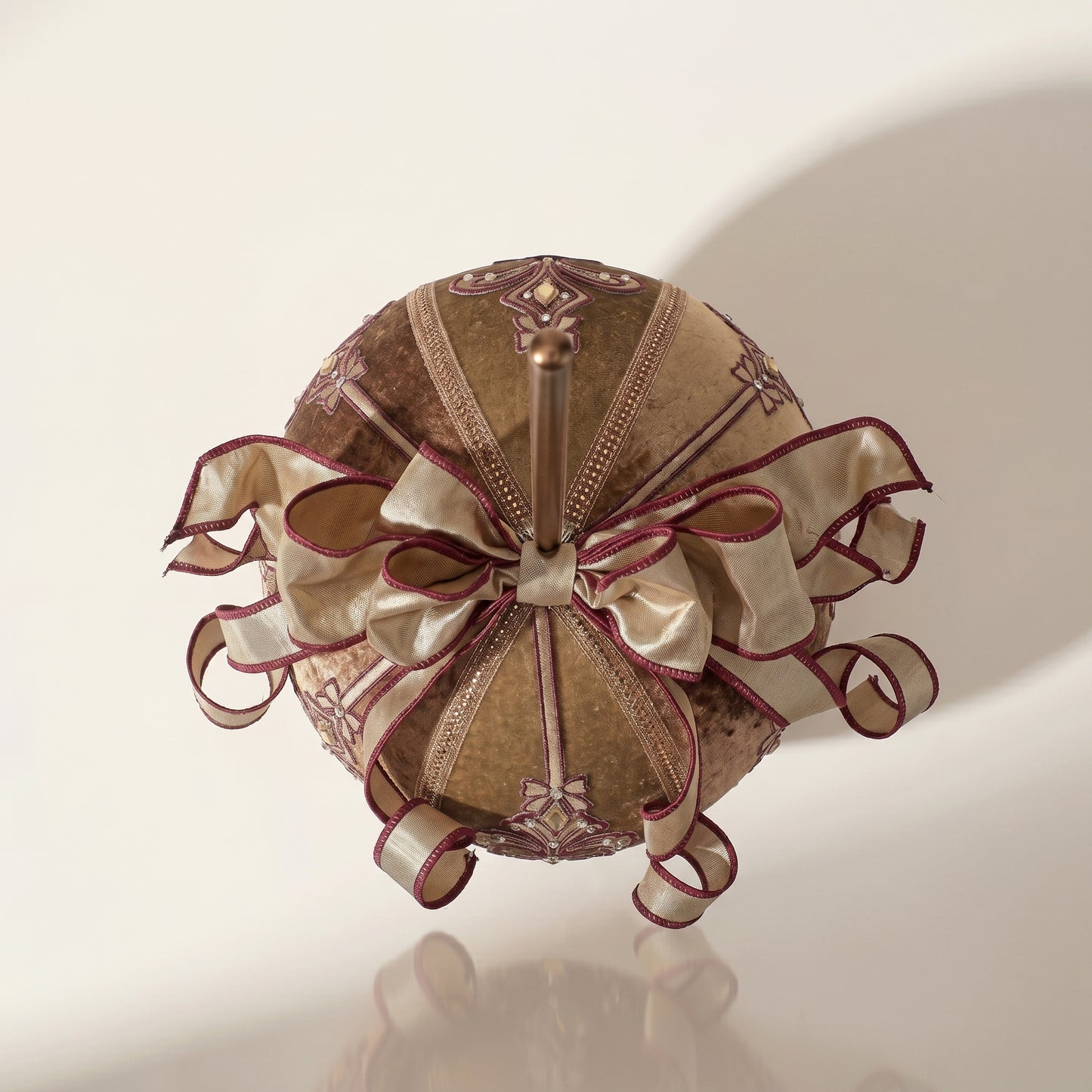 Esfera de terciopelo con flores de lis y lazo