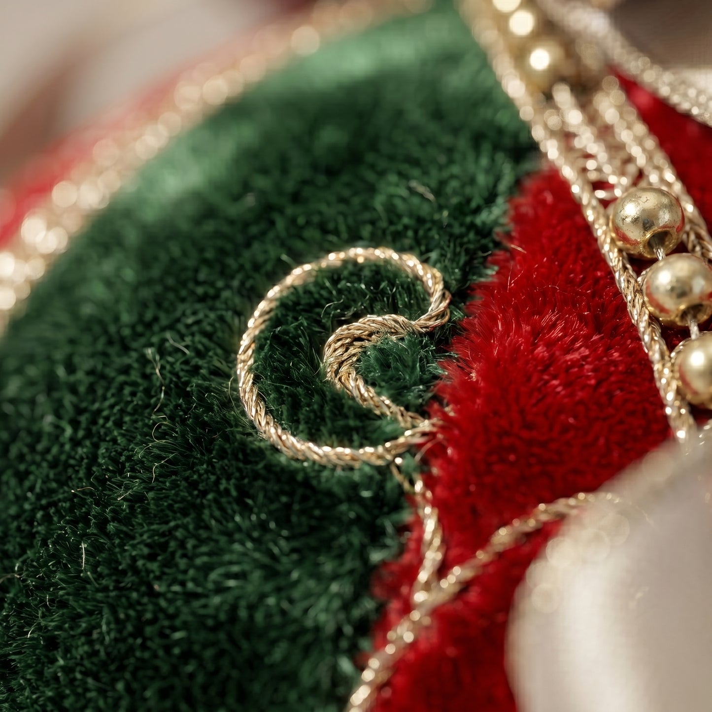 Adorno de terciopelo con la inscripción "merry xmas" y lazo