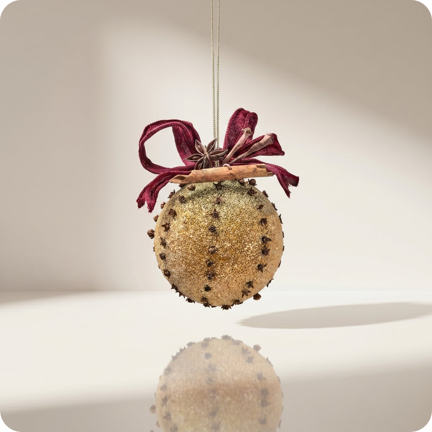 Esfera naranja con clavo de piel y brillo