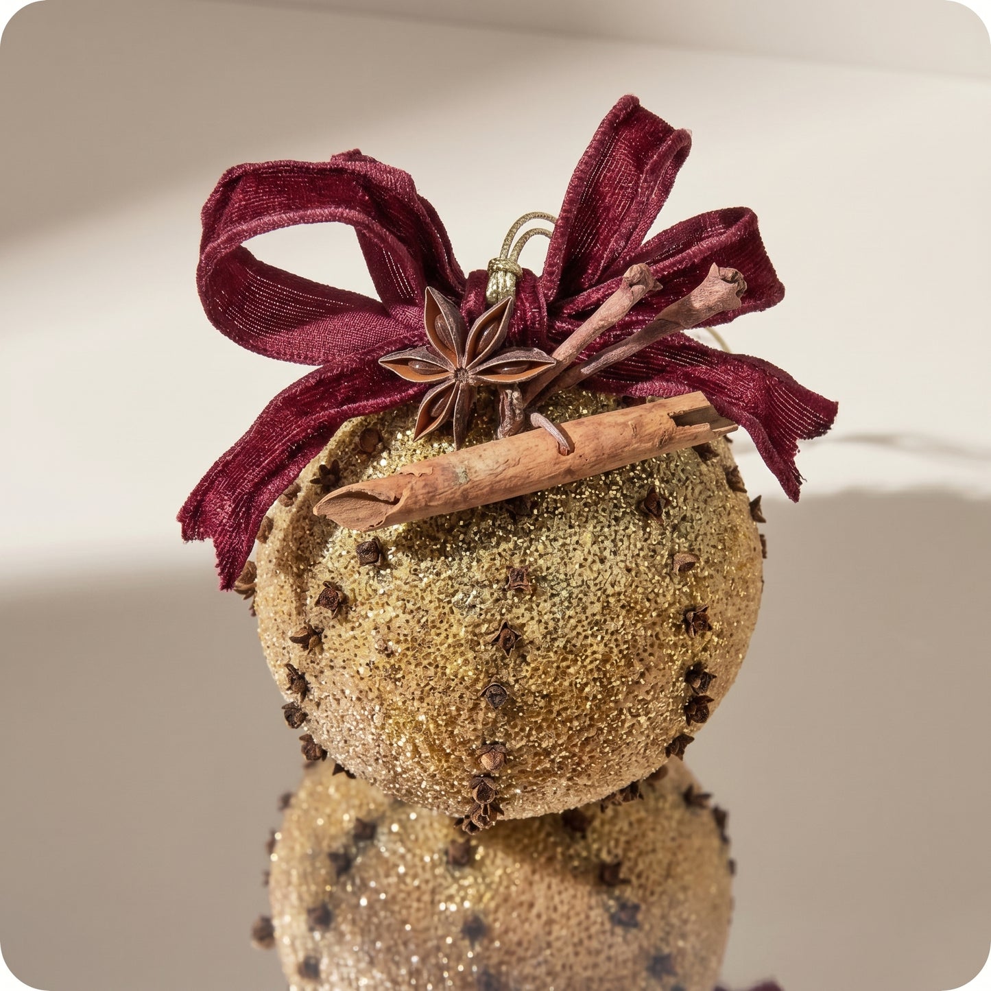 Esfera naranja con clavo de piel y brillo