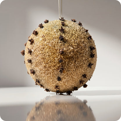 Esfera naranja con clavo de piel y brillo