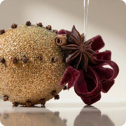 Esfera naranja con clavo de piel y brillo