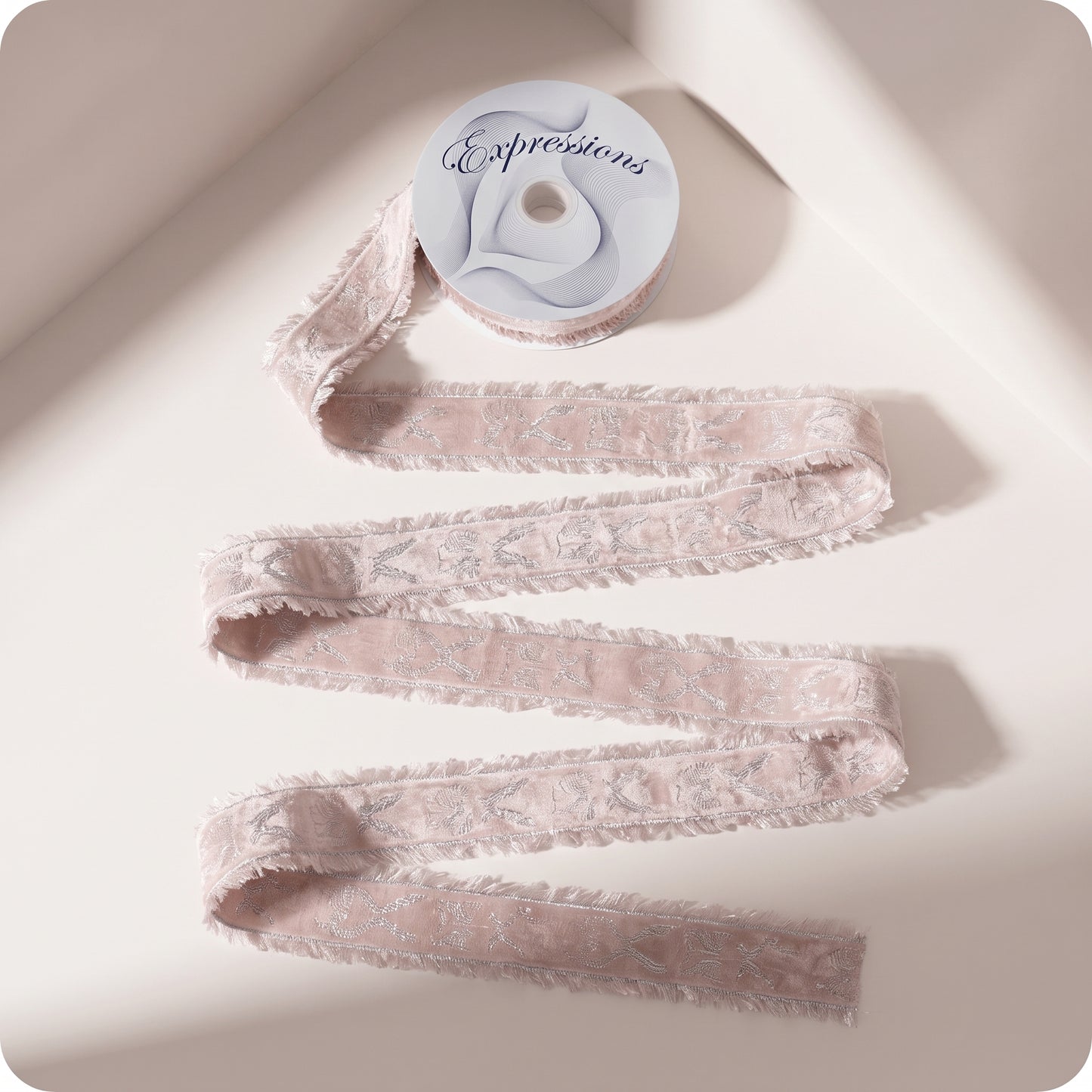Liston terciopelo perla con bordado plateado