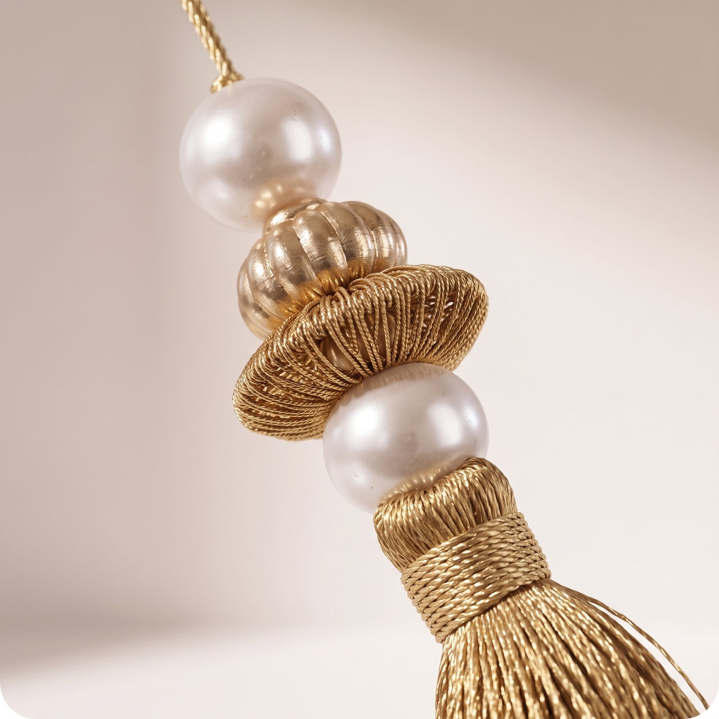 Adorno de borla con cuentas de perlas y rayas, color oro