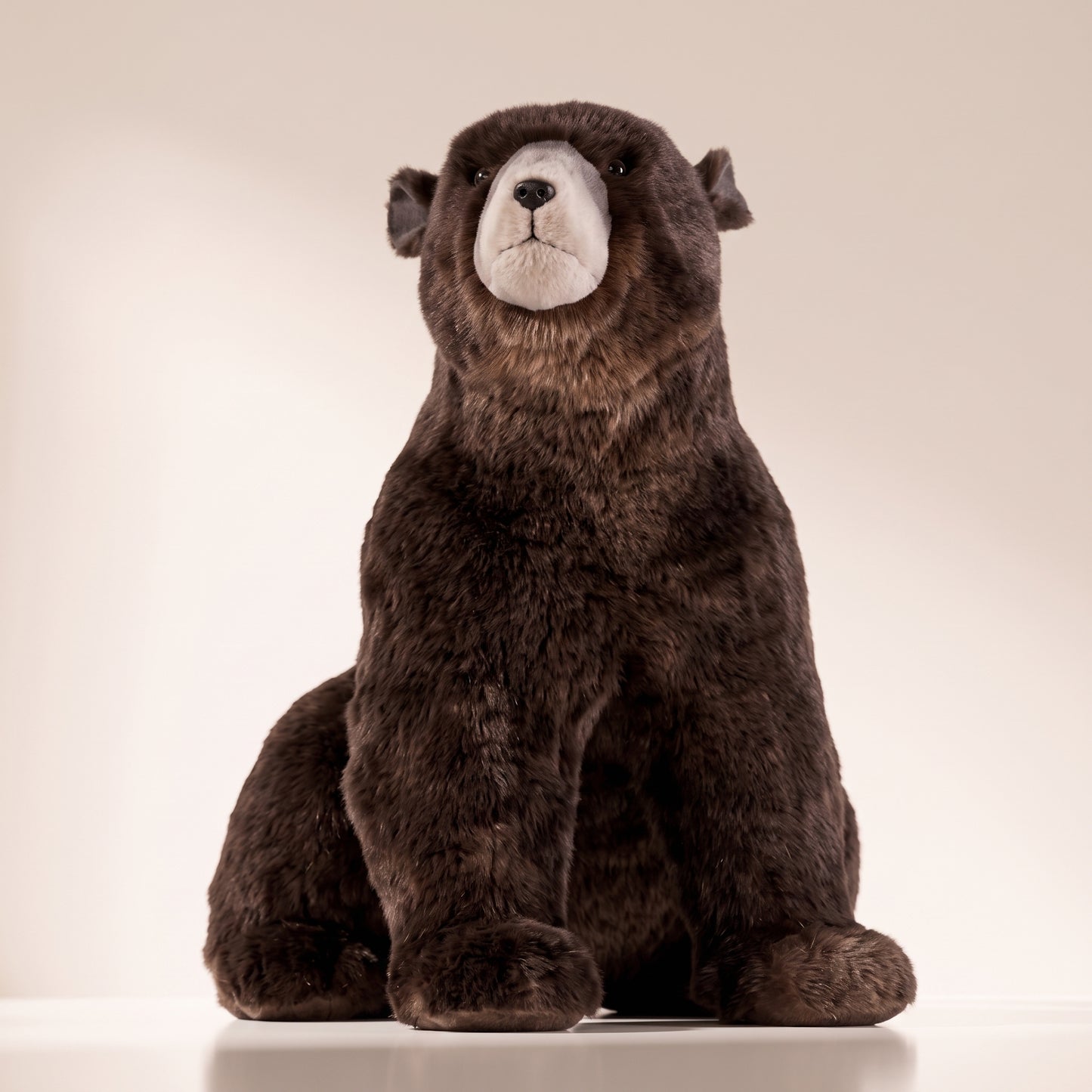 Oso sentado de poliestireno marrón