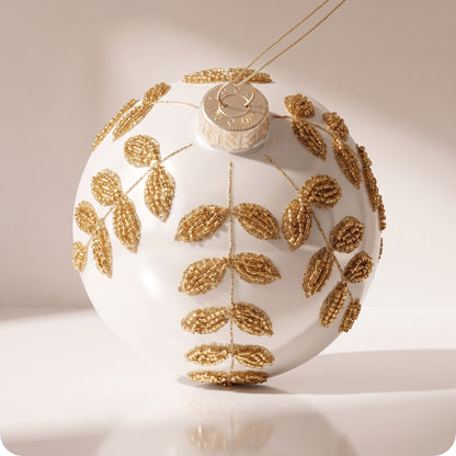 Adorno de bola de cristal con cuentas blancas y hojas con purpurina
