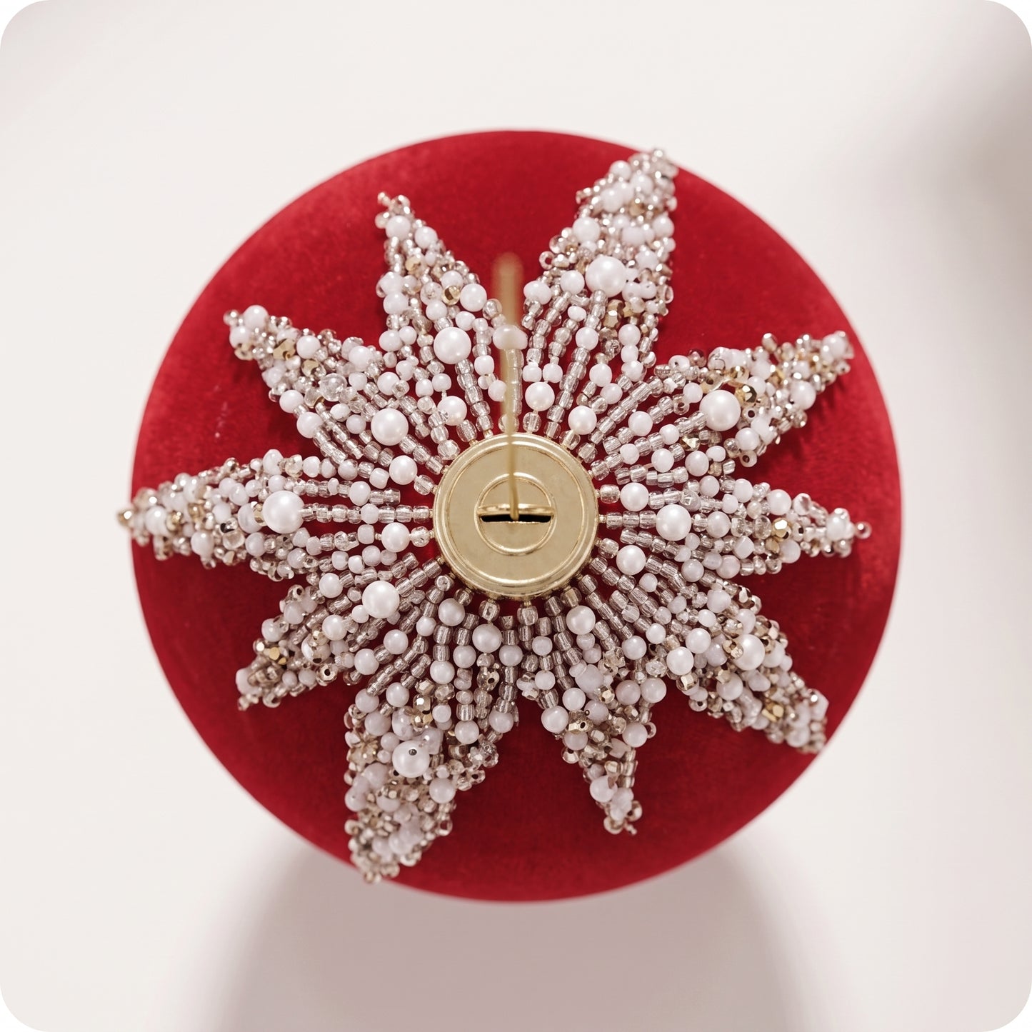 Esfera de terciopelo rojo con perlas arriba 13 cm