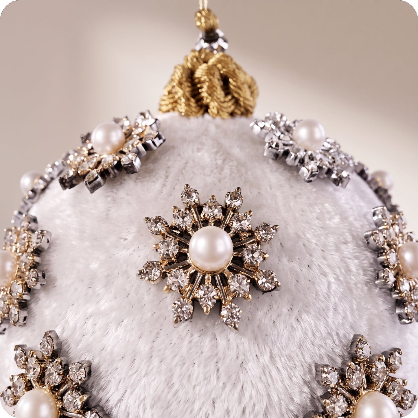 Flor de diamantes adorno de terciopelo marfil oro