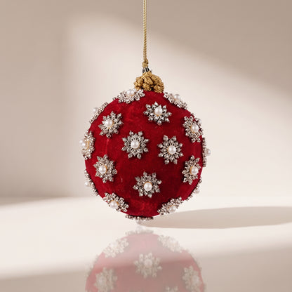Esfera de terciopelo rojo con perlas blancas al rededor