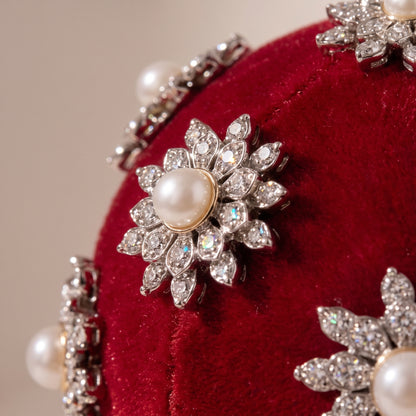 Esfera de terciopelo rojo con perlas blancas al rededor