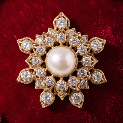 Esfera de terciopelo rojo con perlas blancas al rededor