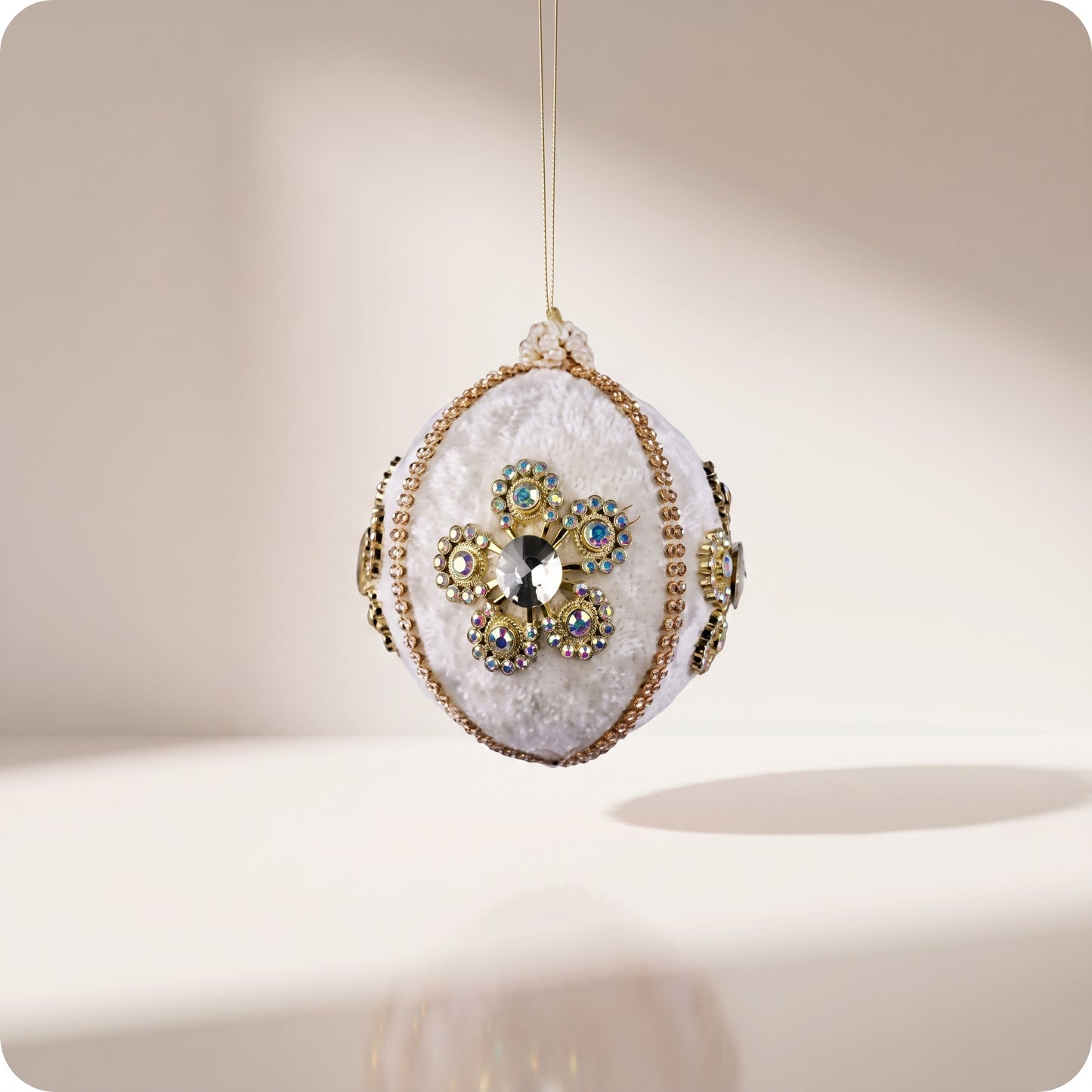 Esfera de flor de diamante de terciopelo marfil oro