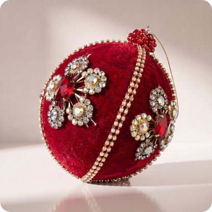 Esfera roja con flor de diamante terciopelo rojo arreglo oro