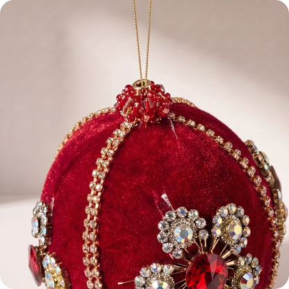 Esfera roja con flor de diamante terciopelo rojo arreglo oro