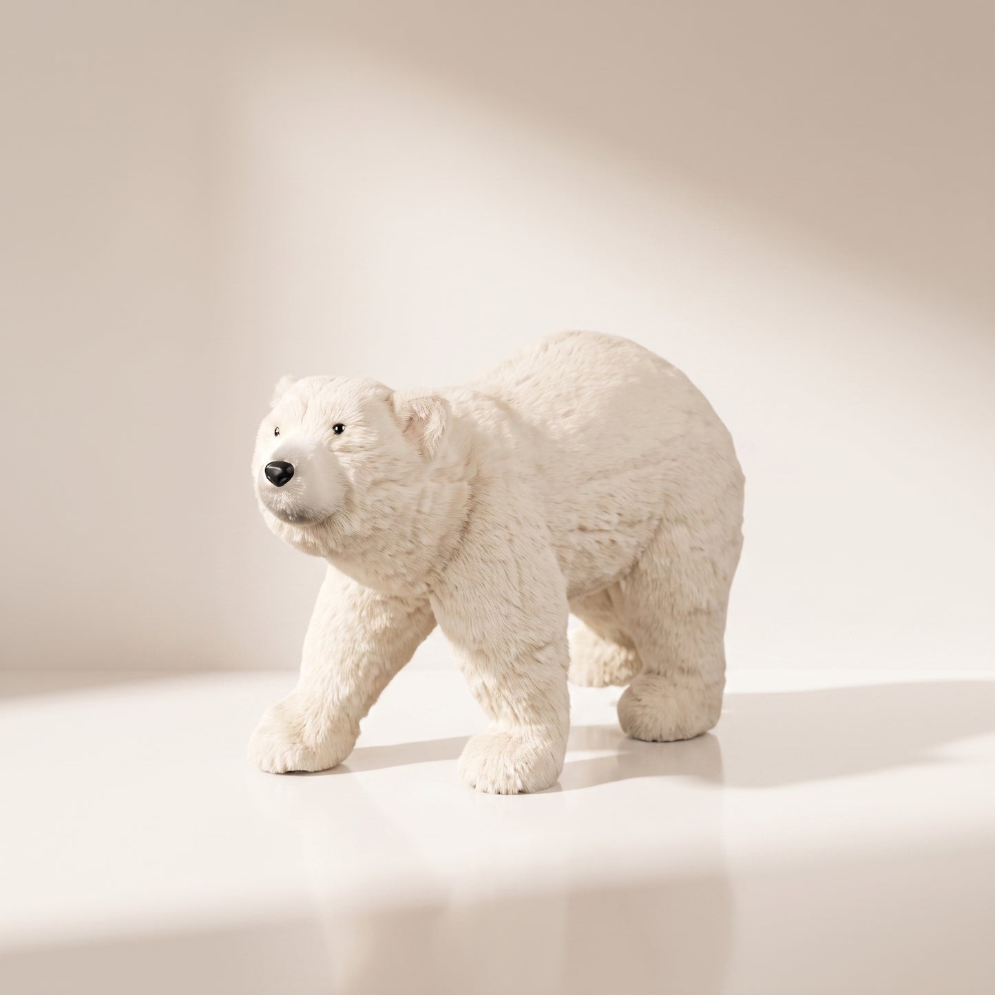 Oso polar de pie de piel sintética marfil
