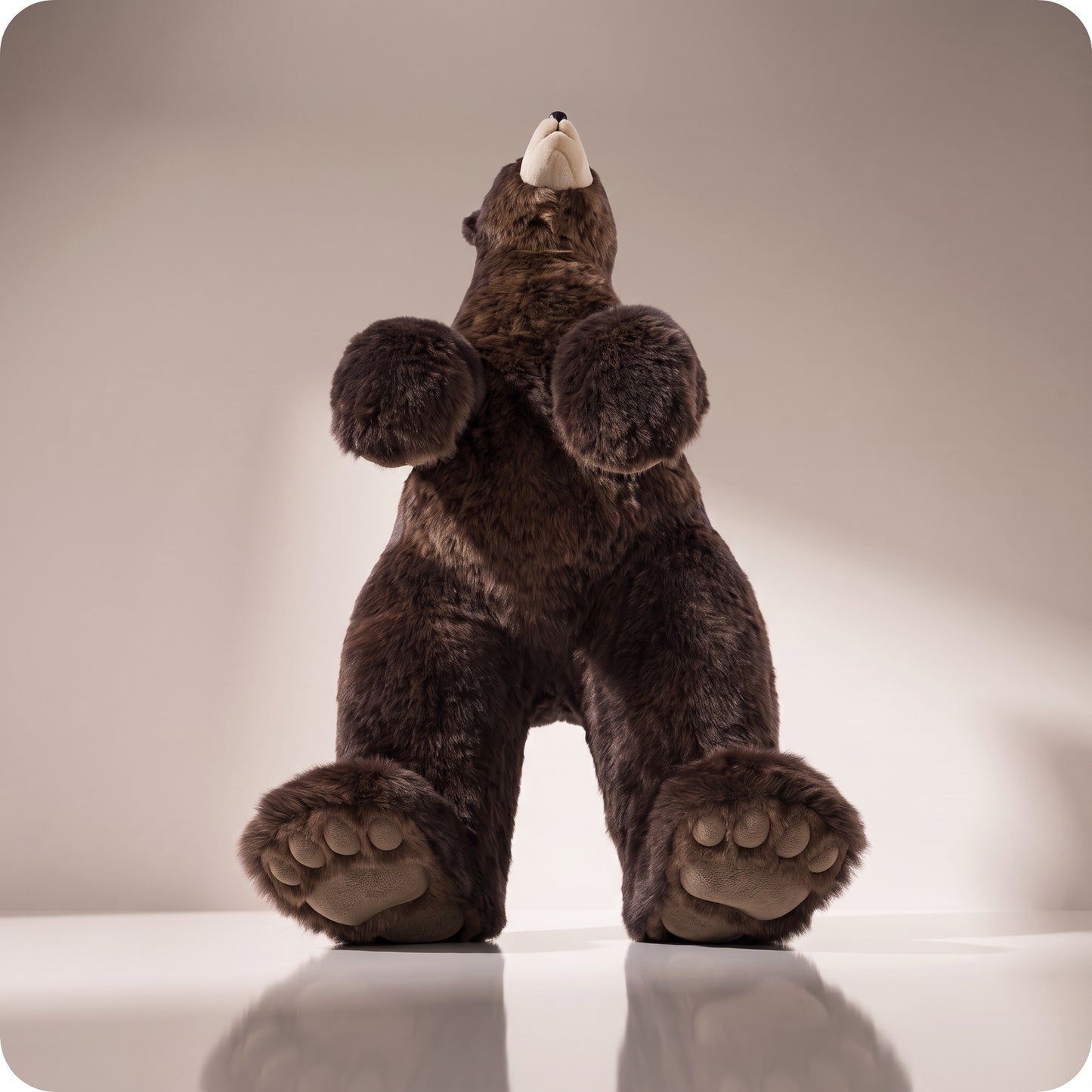 Oso de pie de piel sintética marrón mirando arriba