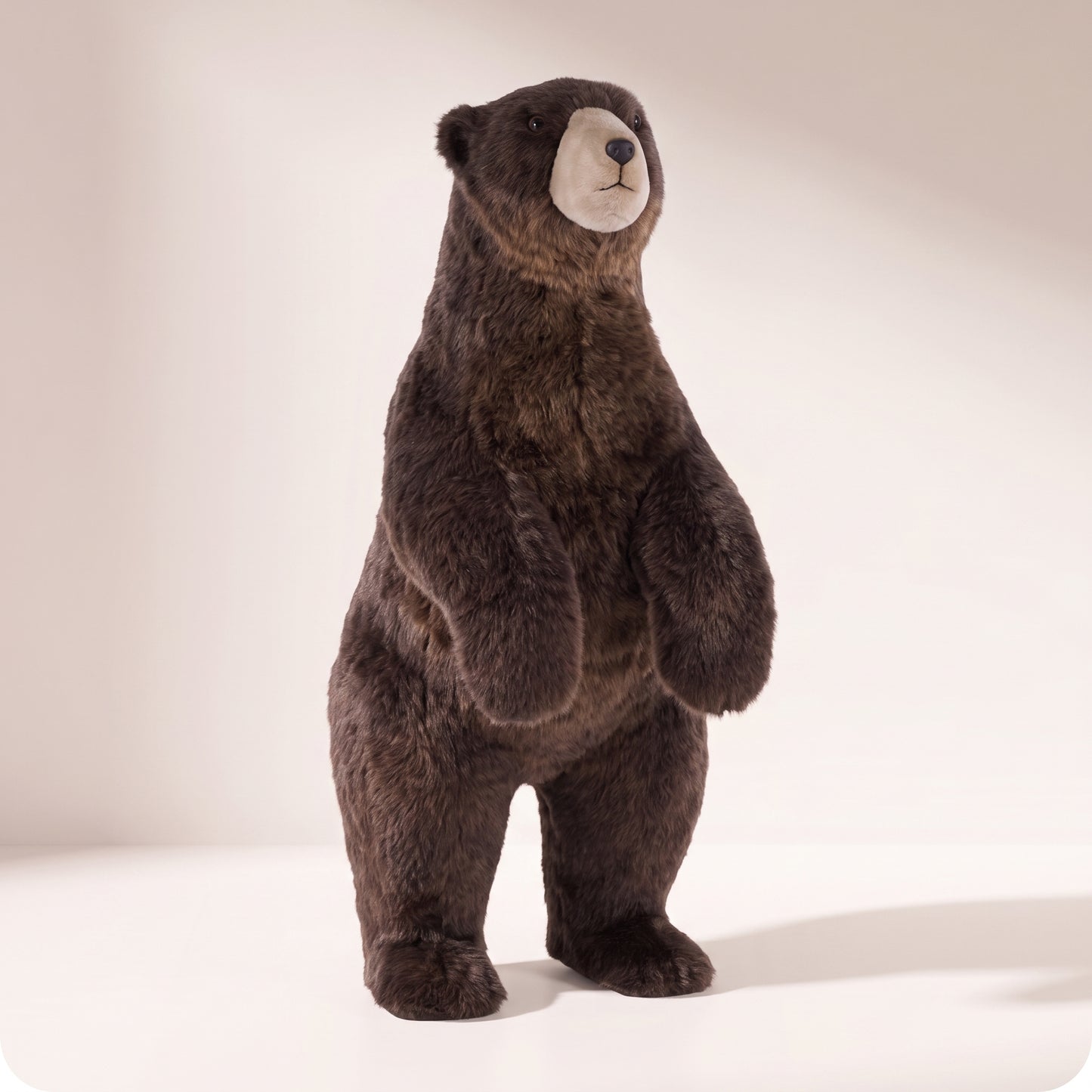 Oso de pie de piel sintética marrón mirando arriba