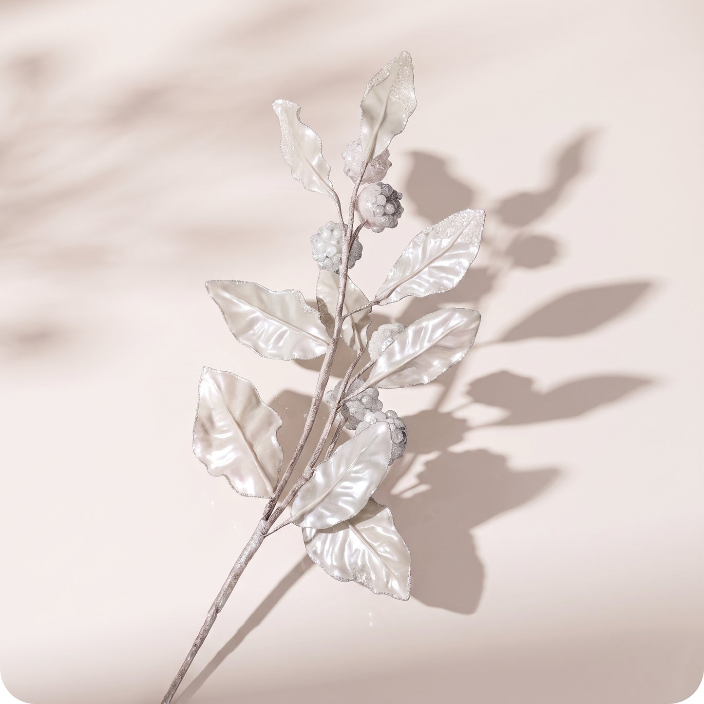 Vara de hojas y bayas de magnolia hielo perlado