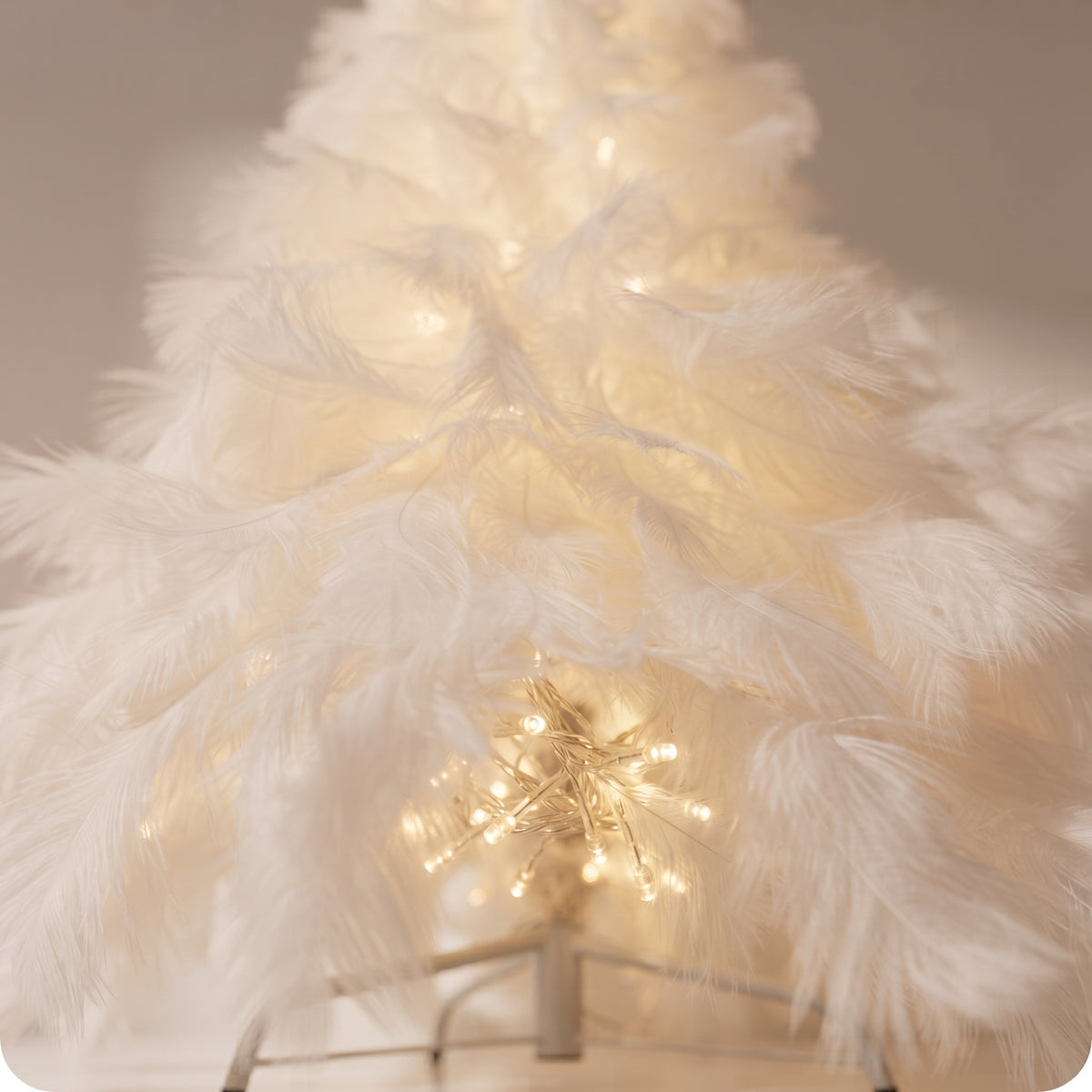 Árbol blanco con luces LED en el tronco