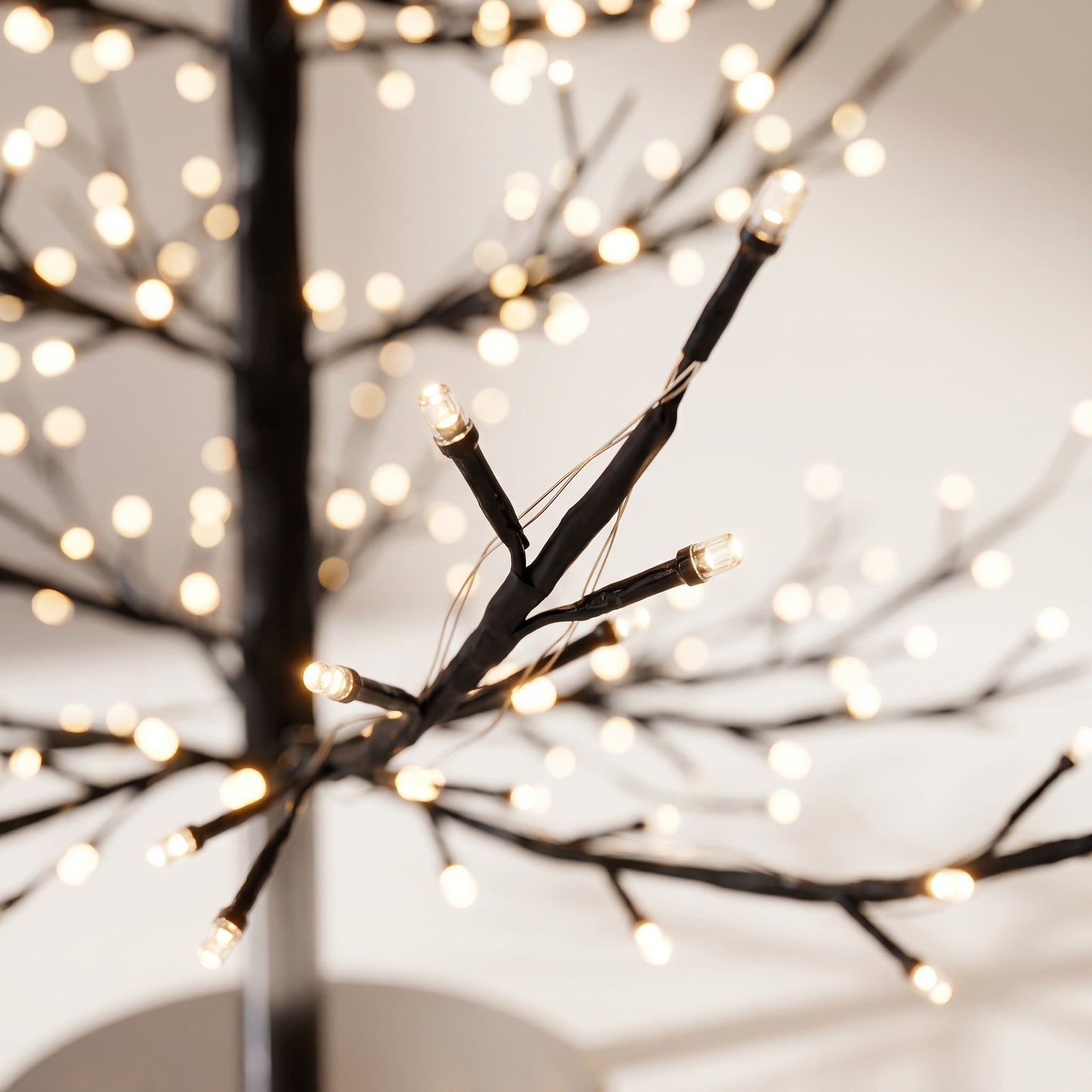 Árbol negro de puntos negro con luz calida 150 cm