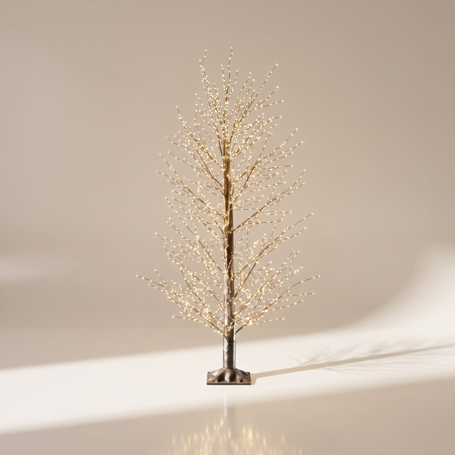 Árbol negro de micropuntos modelado de luz calida