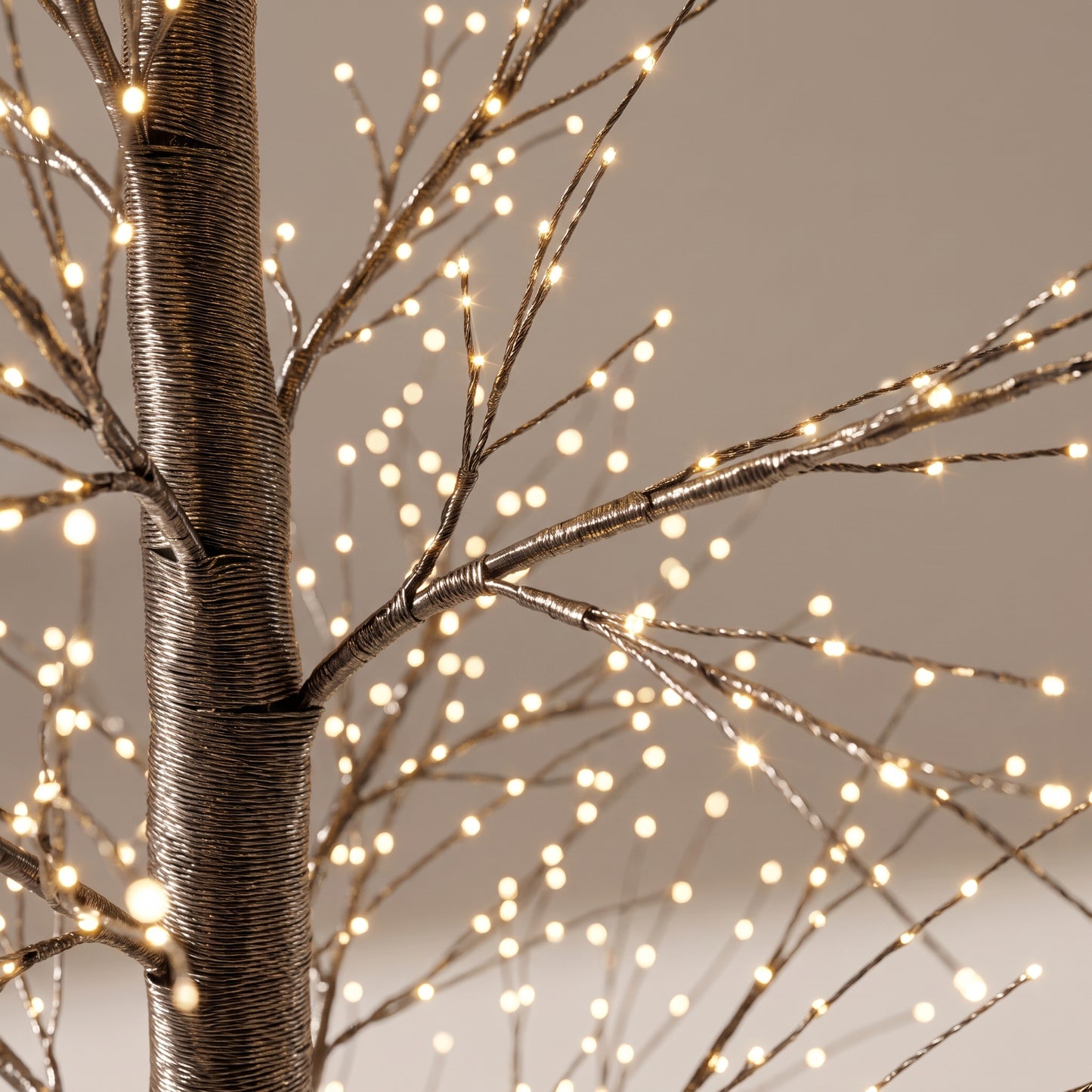 Árbol negro de micropuntos modelado de luz calida