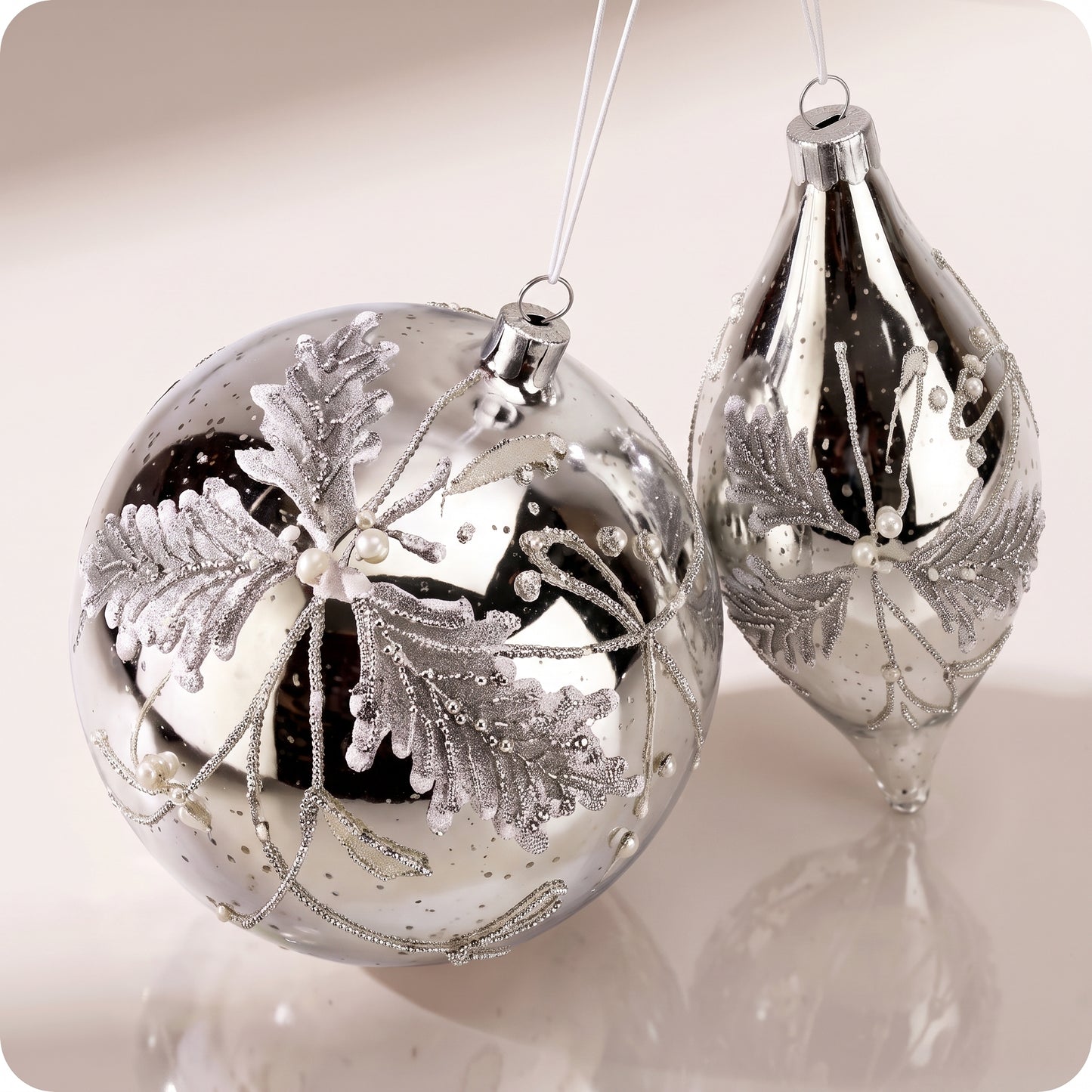 Adornos de hojas cuentas de cristal en plata, oro y blanco