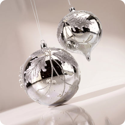 Adornos de hojas cuentas de cristal en plata, oro y blanco